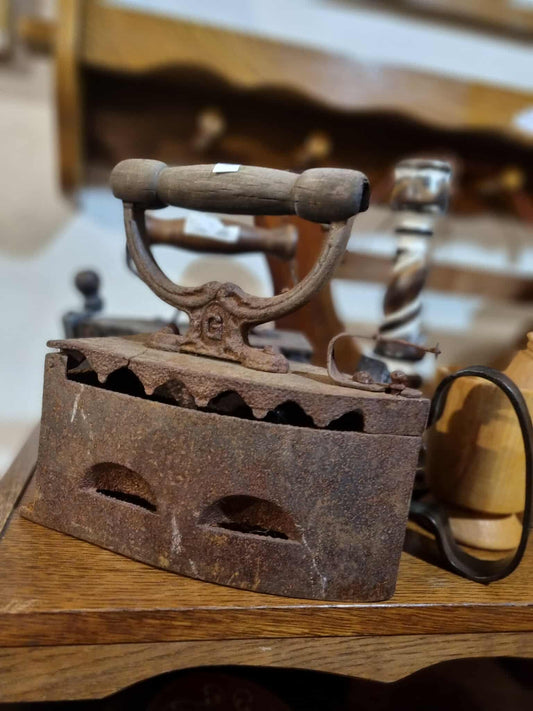 Kovová žehlička 20x21cm